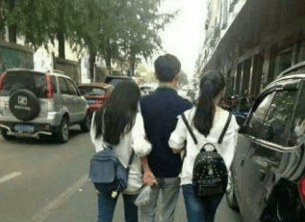 聚焦瞬间！众人围观，尴尬(gà)搞笑场面引笑料不断