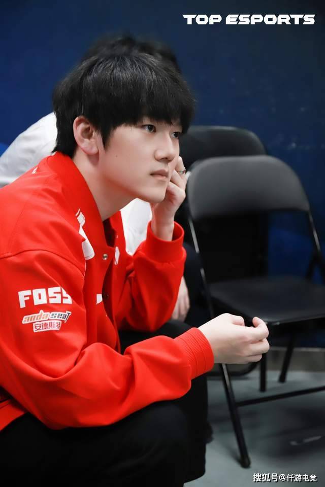 Faker出席续约仪式,不小心露出60W名表!JackeyLove透露退役时间